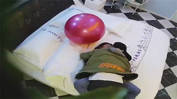 酒店摄像头情趣瑜伽球房未流出带校花女友开房 啪啪
